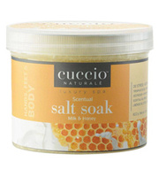 Cuccio Naturale Oczyszczająca sól do moczenia Miód i Mleko 822 g
